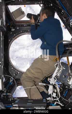 Der Astronaut Satoshi Furukawa, Flugingenieur der Expedition 29, fotografiert die Topographie der Erde aus dem Kuppelfenster der Internationalen Raumstation mit einer Standkamera. Stockfoto