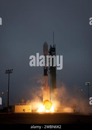 Am Freitag, den 10. Juni 2011, startet eine Delta-II-Rakete mit der Nutzlast des Raumfahrzeugs Aquarius/SAC-D vom Space Launch Complex 2 auf der Luftwaffenbasis Vandenberg, Kalifornien. Die gemeinsame US-amerikanische/argentinische Mission Aquarius/Satélite de Aplicaciones Científicas (SAC)-D wird den Salzgehalt an der Ozeanoberfläche kartieren, Informationen, die für ein besseres Verständnis von zwei Hauptkomponenten des Klimasystems der Erde wichtig sind: Dem Wasserkreislauf und der Ozeanzirkulation. Stockfoto