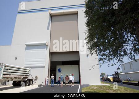 CAPE CANAVERAL, Fla. -- Arbeiter beobachten die Ankunft des NASA-Raumschiffs Juno, als es in Astrotech's Nutzlastaufbereitungsanlage in Titusville, Florida, gebracht wird, um mit den letzten Tests und Vorbereitungen für den Start zu beginnen. Die solarbetriebene Raumsonde wird Jupiters Pole 33 Mal umkreisen, um mehr über die Entstehung, Struktur, Atmosphäre und Magnetosphäre des Gasriesen zu erfahren und die Existenz eines festen Planetenkerns zu untersuchen. Juno soll an Bord einer Atlas-V-Rakete von Cape Canaveral, Fla. 5. August starten. Stockfoto