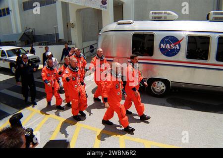 KENNEDY SPACE CENTER, FLORIDA. -- die STS-105-Crew führt eifrig zum Astrovan, gefolgt von der Expedition drei (E3)-Crew und der Fahrt zum Startplatz 39A. Der Pilot Rick Sturckow (nahe) und Kommandant Scott Horowitz, in der zweiten Reihe die Missionsspezialisten Patrick Forrester (nahe) und Daniel Barry, in der dritten Reihe der E3-Kosmonaut Michail Tyurin (links), Kommandant Frank Culbertson (Mitte) und Kosmonaut Vladimir Dezhurov (rechts). Forrester und Tyurin machen beide ihre ersten Raumflüge. Auf der Mission wird die Discovery die Expedition drei cre transportieren Stockfoto