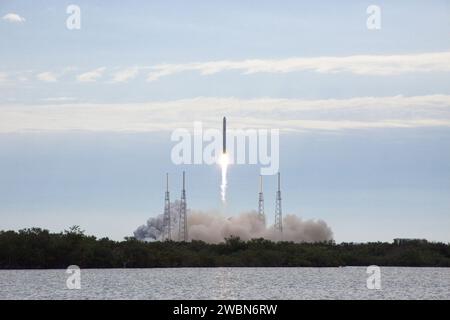 Eine SpaceX Falcon 9-Rakete startet von Cape Canaverals SLC-40, die eine Dragon-Kapsel mit Fracht zur ISS transportiert, auf der dritten Nachschubmission, die Teil der von der NASA vergebenen SpaceX-Flüge ist. Stockfoto