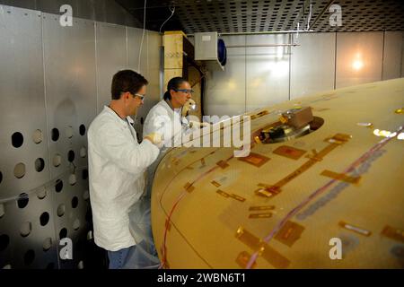 Textron-Techniker inspizieren den Hitzeschild des Orion EFT-1-Raumschiffs in Wilmington, Massachusetts nach einem Kalttest am 22. November 2013. Stockfoto