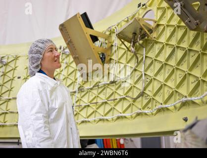 Die NASA Artemis II Astronauten Victor Glover, Reid Wiseman, Christina Koch und CSA-Astronaut Jeremy Hansen besuchten das Marshall Space Flight Center in Huntsville, Alabama, um vor ihrer Mondmission eine Werksbesichtigung zu machen, den Orion-Bühnenadapter zu signieren und Flugsoftware im Systems Integration Lab zu bewerten. Stockfoto