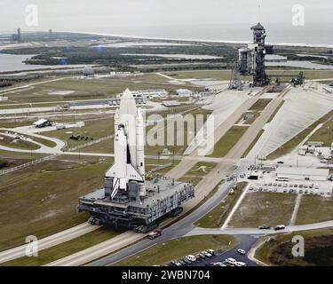 Das erste Space Shuttle-Fahrzeug, STS-1, einschließlich des Orbiters Columbia, eines externen Panzers und zweier fester Raketenverstärker, wurde auf dem Crawler-Transporter vom Vehicle Assembly Building zum Launch Complex 39A gebracht. Stockfoto