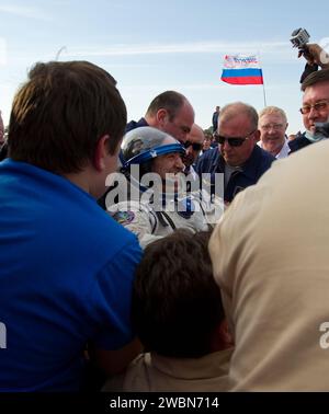 Der Flugingenieur der Expedition 30 und der russische Kosmonaut Anatoly Iwanishin wird mit einem Lächeln gesehen, als er von der Raumsonde Sojus TMA-22 abgeholt wird, kurz nachdem die Kapsel am Freitag mit dem Kommandeur der Expedition 30 Dan Burbank und dem Flugingenieur Anton Schkaplerow in einem abgelegenen Gebiet außerhalb der Stadt Arkalyk in Kasachstan gelandet war. April 2012. Iwanisschin, Burbank und Schkaplerow kehren von mehr als fünf Monaten an Bord der Internationalen Raumstation zurück, wo sie als Mitglieder der Expeditionsmannschaften 29 und 30 dienten. Stockfoto