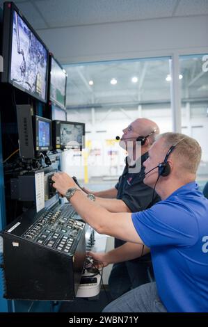 JSC2011-E-054080 (13. Juni 2011) --- NASA-Astronaut Doug Hurley (Foreground), STS-135 Pilot, nimmt an einer Trainingseinheit im Simulationskontrollbereich im Neutral Booyancy Laboratory (NBL) in der Sonny Carter Training Facility in der Nähe des Johnson Space Center der NASA Teil. Stockfoto