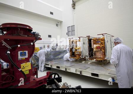 CAPE CANAVERAL, Fla. Techniker in der Astrotech-Nutzlastaufbereitungsanlage in Titusville, Florida, bereiten das Gravity Recovery and Interior Laboratory der NASA vor, oder GRAIL, Twin-Raumschiff für Tests und Verarbeitung. GRAIL wurde im Werk Lockheed Martin in Denver, Colorado, gebaut. Die United Launch Alliance Delta II-Rakete, die GRAIL in die Mondumlaufbahn bringen wird, ist bereits im Space Launch Complex 17B der NASA vollständig gestapelt und ist für den 8. September geplant. Die GRAL-Mission ist Teil des Discovery-Programms der NASA. GRAIL wird zwei Raumfahrzeuge in Tandem-Umlaufbahnen um den Mond fliegen Stockfoto