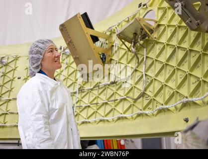 NASA Artemis II Astronauten, darunter Victor Glover, Reid Wiseman, Christina Koch und CSA Astronaut Jeremy Hansen, besuchten das Marshall Space Flight Center in Huntsville, Alabama, beobachteten SLS-Einrichtungen, unterzeichneten den Orion-Bühnenadapter und überprüften die Flugsoftware im Systems Integration Lab vor ihrer Mondmission. Stockfoto