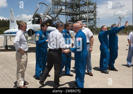 CAPE CANAVERAL, Fla. -- in der Shuttle Landing Facility des NASA Kennedy Space Centers in Florida werden die STS-134-Besatzungsmitglieder von Bob Cabana, dem Direktor des Kennedy Center, Mike Leinbach und anderen NASA-Managern begrüßt, nachdem die Crew eingetroffen ist, um die letzten Vorbereitungen für den Abflug des Shuttle Endeavour zur Internationalen Raumstation zu treffen. Von der Mitte sind Commander Mark Kelly, Bob Cabana, Mike Leinbach, die Missionsspezialisten Greg Chamitoff, der Astronaut Roberto Vittori der Europäischen Weltraumorganisation, die Missionsspezialisten Andrew Feustel, Michael Fincke und der Pilot Greg H. Johnson. Endeavour und seine Crew wil Stockfoto