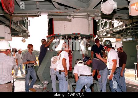KENNEDY SPACE CENTER, FLORIDA. -- auf dem Startkomplex 17A, der Cape Canaveral Air Force Station, arbeiten Techniker am Boden der ersten Stufe einer Delta-II-Rakete, bevor sie die Gantry hochheben. Die Rakete wird die Genesis-Raumsonde auf eine Reise befördern, um Proben der Ionen und Elemente im Sonnenwind zu erfassen und sie zur Erde zurückzubringen, damit Wissenschaftler die genaue Zusammensetzung der Sonne und den Ursprung des Sonnensystems bestimmen können. Das NASA-Projekt Genesis wird vom Jet Propulsion Laboratory in Pasadena, Kalifornien, verwaltet Lockheed Martin Astronautics baute das Raumschiff Genesis für die NASA in Denver, C. Stockfoto