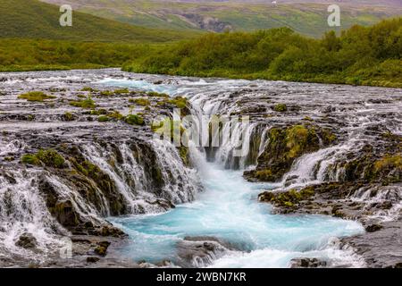 Das blaue Wasser des Bruarfoss Wasserfalls im Golden Circle auf Island. Stockfoto