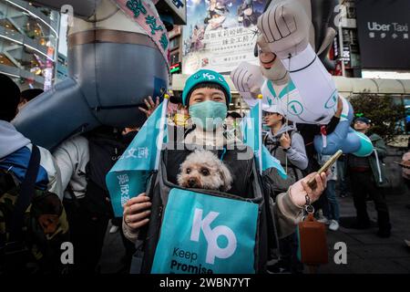 Taipeh, Taiwan. Januar 2024. Eine TPP-Unterstützerin mit ihrem Hund, die während der Veranstaltung in Ximendin gesehen wurde. In den letzten zwei Tagen bis zur Präsidentschaftswahl 2024 begrüßt der Präsidentschaftskandidat Ko Wen-je von der Taiwan People's Party (TPP) seine Anhänger in Ximendin in Taipeh, Taiwan. Quelle: SOPA Images Limited/Alamy Live News Stockfoto