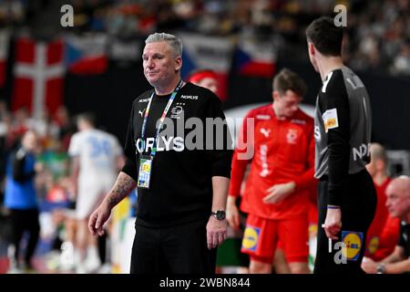 München, Deutschland. Januar 2024. Handball: Europameisterschaft, Dänemark - Tschechische Republik, Vorrunde, Gruppe F, Spieltag 1, Olympiahalle München. Der dänische Trainer Nikolaj Jacobsen folgt der Aktion. Quelle: Peter Kneffel/dpa/Alamy Live News Stockfoto