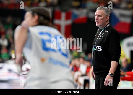 München, Deutschland. Januar 2024. Handball: Europameisterschaft, Dänemark - Tschechische Republik, Vorrunde, Gruppe F, Spieltag 1, Olympiahalle München. Der dänische Trainer Nikolaj Jacobsen (r) folgt der Aktion. Quelle: Peter Kneffel/dpa/Alamy Live News Stockfoto