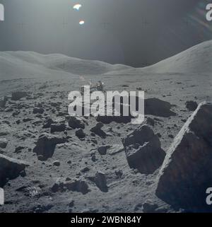 Die Crew der Apollo 17 fotografierte die Mondoberfläche in Taurus-Littrow während der EVA vom 7. Bis 19. Dezember 1972. Das Lunar Rover Fahrzeug, das von den Astronauten Eugene Cernan und Harrison Schmitt verwendet wird, ist im Hintergrund sichtbar. Stockfoto