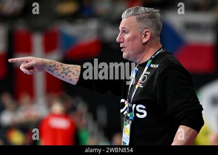 München, Deutschland. Januar 2024. Handball: Europameisterschaft, Dänemark - Tschechische Republik, Vorrunde, Gruppe F, Spieltag 1, Olympiahalle München. Der dänische Trainer Nikolaj Jacobsen gibt taktische Anweisungen. Quelle: Peter Kneffel/dpa/Alamy Live News Stockfoto