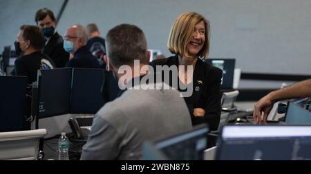 Kathy Lueders, Managerin des Commercial Crew Program der NASA, wird am Sonntag, den 31. Mai 2020, nach dem Andocken der Raumsonde Dragon mit den NASA-Astronauten Douglas Hurley und Robert Behnken an Bord der Internationalen Raumstation gesehen. im Schießraum vier des Startkontrollzentrums im Kennedy Space Center der NASA in Florida. Die Mission SpaceX Demo-2 der NASA ist der erste Start mit Astronauten der SpaceX Crew Dragon Raumsonde und der Falcon 9 Rakete zur Internationalen Raumstation als Teil des kommerziellen Crew-Programms der Agentur. Der Testflug dient als End-to-End-Demonstration von S Stockfoto