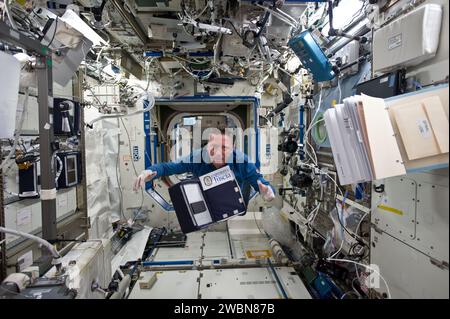 S134-E-007273 (19. Mai 2011) –-- der Astronaut Roberto Vittori, der STS-134-Mission-Spezialist, schwimmt durch das Destiny-Labor der Internationalen Raumstation, während das Space Shuttle Endeavour an der Station angedockt bleibt. Stockfoto