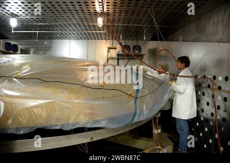 Der Orion EFT-1 Hitzeschild wird von Textron Technikern in Wilmington, Massachusetts, nach einem Kaltdurchtränkungstest am 22. November 2013 inspiziert. Stockfoto