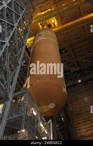 CAPE CANAVERAL, Fla. -- im Vehicle Assembly Building im Kennedy Space Center der NASA in Florida wird der externe Treibstofftank ET-122 für die STS-134-Mission Endeavour aus seiner Testzelle geholt. Wenn der Tank abgesenkt wird, wird er an den festen Raketenverstärkern auf der mobilen Trägerplattform befestigt. Endeavour und seine Crew werden den Express Logistics Carrier-3 und das Alpha Magnetic Spectrometer zur Internationalen Raumstation liefern. Die Markteinführung ist für den 19. April geplant. Stockfoto