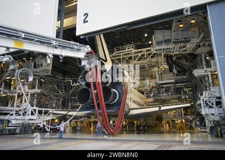 CAPE CANAVERAL, Fla. - Das Space Shuttle Discovery erreicht Orbiter Processing Facility-2 im Kennedy Space Center der NASA in Florida während eines Umzugs namens "Towback". Die Entdeckung landete um 11:57 Uhr auf der Landebahn 15 der Shuttle Landing Facility und beendete ihre 39. Und letzte Raumflugmission, STS-133. Die Discovery und ihre sechsköpfige STS-133-Besatzung lieferten das Permanent Multipurpose Module, vollgepackt mit Vorräten und wichtigen Ersatzteilen, sowie Robonaut 2, den geschickten humanoiden Astronautenhelfer, zur Internationalen Raumstation. In der Verarbeitungsanlage wird die Discovery vorbereitet sein Stockfoto