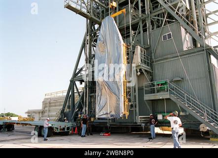 KENNEDY SPACE CENTER, FLORIDA. -- am Launch Complex 17-A, Cape Canaveral Air Force Station, wird der zweite Teil der Verkleidung für das Genesis Raumschiff auf die Gantry hochgehoben. Die Verkleidung verkapselt das Raumschiff, um es während des Starts an Bord einer Delta-II-Rakete zu schützen. Genesis wird sich auf eine Reise begeben, um Proben der Ionen und Elemente im Sonnenwind zu erfassen und sie zur Erde zurückzubringen, damit Wissenschaftler die genaue Zusammensetzung der Sonne und den Ursprung des Sonnensystems bestimmen können. Das NASA-Projekt Genesis wird vom Jet Propulsion Laboratory in Pasadena, Kalifornien, verwaltet Lockheed Martin Astronautics Stockfoto