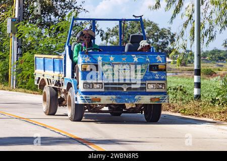 THAILAND, 05. Dezember 2023, ein alter Lkw ohne Dach und ohne Fenster fährt auf der Straße im ländlichen Thailand Stockfoto