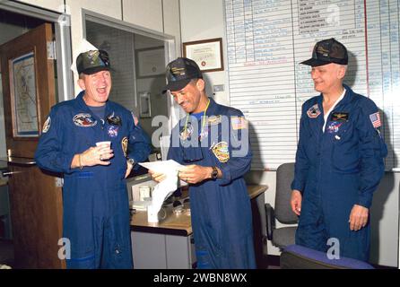 Commander Loren J. Shriver, Pilot Charles F. Bolden Jr. und Missionsspezialist Bruce McCandless II teilen sich einen kurzen Moment nach dem Training von Shuttle-Flugzeugen im Kennedy Space Center zur Vorbereitung der Mission STS-31, die für den 10. April geplant ist. Stockfoto