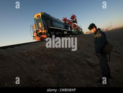 Ein russischer Sicherheitsbeamter überwacht die Eisenbahngleise, während die Sojus-Rakete am Dienstag, den 24. März 2009, auf dem Baikonur-Kosmodrom in Kasachstan zum Startplatz rollt. Die Sojus sollen am 26. März 2009 die Besatzung der Expedition 19 und einen Raumfahrtteilnehmer starten. Stockfoto