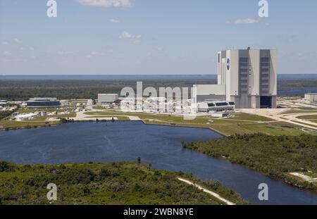 Luftaufnahme des Fahrzeugmontagegebäudes des Kennedy Space Centers und der umliegenden Einrichtungen des Launch Complex 39. Davor befindet sich das Launch Control Center mit den Operations Support Gebäuden I und II auf der linken Seite. An Pad B und anderen Bauwerken werden Modernisierungen durchgeführt. Das Ground Systems Development and Operations (GSDO)-Programm verwandelt das Zentrum in einen Raumflughafen, der das Space Launch System der NASA und andere Raketen unterstützt. Stockfoto