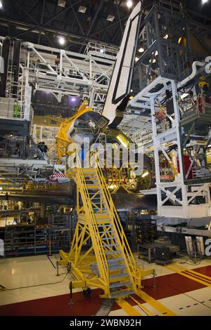 CAPE CANAVERAL, Fla. – In der Orbiter Processing Facility-1 im Kennedy Space Center der NASA in Florida unterstützen Techniker beim Absenken eines Orbiter-Manövriersystems (OMS) zur Installation auf dem Space Shuttle Discovery. Der OMS-Pod wurde vom White Sands Space Harbor in New Mexico zurückgegeben, wo er einer vollständigen Deservicing- und Reinigungsaktion unterzogen wurde. Die Arbeiten sind Teil der Übergangs- und Auslaufprozesse des Space Shuttle Programms Discovery. Der Shuttle fährt im April 2012 zum National Air and Space Museum des Smithsonian, Steven F. Udvar-Hazy Center in Chantilly, Virginia. Stockfoto