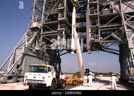 KENNEDY SPACE CENTER, FLORIDA. -- Ein dritter Raketenverstärker wird erhöht, um die anderen beiden auf dem Launch-Komplex 17-A, Cape Canaveral Air Force Station zu verbinden. Sie werden mit der Delta-II-Rakete für den Start des Genesis-Raumschiffs gepaart. Genesis wird Proben der Ionen und Elemente im Sonnenwind erfassen und zur Erde zurückgeben, damit Wissenschaftler die genaue Zusammensetzung der Sonne und den Ursprung des Sonnensystems bestimmen können. Das NASA-Projekt Genesis wird vom Jet Propulsion Laboratory in Pasadena, Kalifornien, verwaltet Lockheed Martin Astronautics baute das Raumschiff Genesis für die NASA in Denver, Colorado. Starten Stockfoto