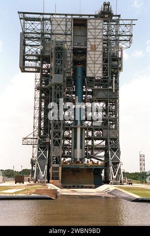 KENNEDY SPACE CENTER, FLORIDA. Techniker arbeiten am Boden der festen Raketenverstärker und der Delta-II-Rakete, die das Genesis-Raumschiff starten wird. Genesis wird Proben der Ionen und Elemente im Sonnenwind erfassen und zur Erde zurückgeben, damit Wissenschaftler die genaue Zusammensetzung der Sonne und den Ursprung des Sonnensystems bestimmen können. Das NASA-Projekt Genesis wird vom Jet Propulsion Laboratory in Pasadena, Kalifornien, verwaltet Lockheed Martin Astronautics baute das Raumschiff Genesis für die NASA in Denver, Colorado. Der Start von Genesis an Bord einer Boeing Delta II-Rakete ist für Juli 30 um 1 Uhr geplant Stockfoto