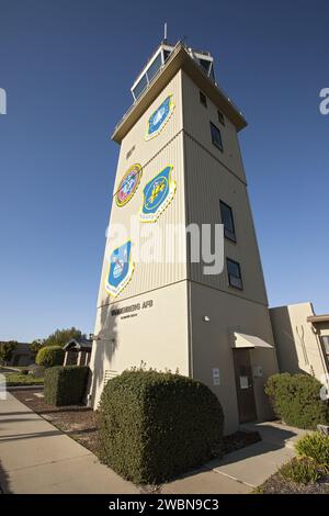 VANDENBERG AFB, Kalifornien -- der Flugsicherungsturm für das 30. Space Wing Luftfeld auf der Vandenberg Air Force Base in Kalifornien. Die Luftwaffenbasis Vandenberg hat die Mission, Satelliten von der Westküste aus in die polare Umlaufbahn zu bringen, wobei sie nutzbare Booster wie Pegasus, Stier, Minotaur, Atlas V und Delta IV einsetzen Stockfoto