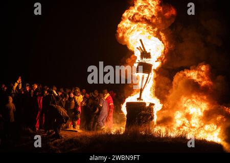 Die Leute nehmen am Burning of the Clavie Fire Festival in Burghead, Moray, Teil. Burghead begrüßt zweimal im Jahr das neue Jahr, sowohl am 11. Januar als auch am traditionelleren 1. Januar. Bilddatum: Donnerstag, 11. Januar 2024. Stockfoto