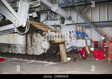 Techniker im Fahrzeugbaugebäude des Kennedy Space Centers hoben Crawler-Transporter 2 (CT-2) vier Fuß an, um Rollenlager zu entfernen und auszutauschen. Die CT-2-Upgrades werden es ermöglichen, die NASA-Raumfahrtrolle und die Orion-Raumsonde zu transportieren. Raupentransporter unterstützen seit über 45 Jahren den Transport von Apollo-Saturn V und Space Shuttle zu den Launch Pads 39A und 39B. Stockfoto