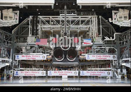 CAPE CANAVERAL, Fla. -- die drei Haupttriebwerke des Shuttles Atlantis stehen im Mittelpunkt der Banner, die an die Orbiter erinnern, die dem Space Shuttle-Programm dienten. In einer Zeremonie vor der Orbiter Processing Facility-1 im Kennedy Space Center der NASA in Florida gab der NASA-Administrator Charles Bolden bekannt, dass vier Shuttle-Orbiter am Ende des Space Shuttle-Programms dauerhaft ausgestellt werden. Shuttle Enterprise, der erste gebaute Orbiter, wird vom Steven F. Udvar-Hazy Center des Smithsonian National Air and Space Museum in Virginia ins Intrepid Sea überführen Stockfoto