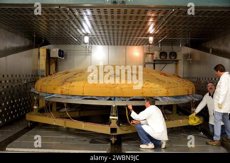 Techniker inspizieren den Orion EFT-1 Hitzeschild bei Textron in Wilmington, Massachusetts nach einem Kalttest am 22. November 2013. Stockfoto