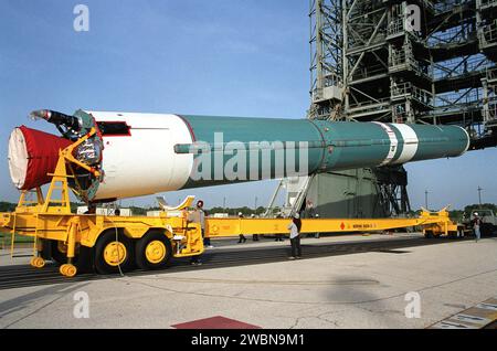 KENNEDY SPACE CENTER, FLORIDA. -- die erste Stufe einer Boeing Delta II-Rakete kommt auf dem Startkomplex 17A an der Cape Canaveral Air Force Station. Die Rakete wird die Genesis-Raumsonde auf eine Reise befördern, um Proben der Ionen und Elemente im Sonnenwind zu erfassen und sie zur Erde zurückzubringen, damit Wissenschaftler die genaue Zusammensetzung der Sonne und den Ursprung des Sonnensystems bestimmen können. Das NASA-Projekt Genesis wird vom Jet Propulsion Laboratory in Pasadena, Kalifornien, verwaltet Lockheed Martin Astronautics baute das Raumschiff Genesis für die NASA in Denver, Colorado. Der Start ist für Juli 30 um 12 36 Uhr geplant Stockfoto