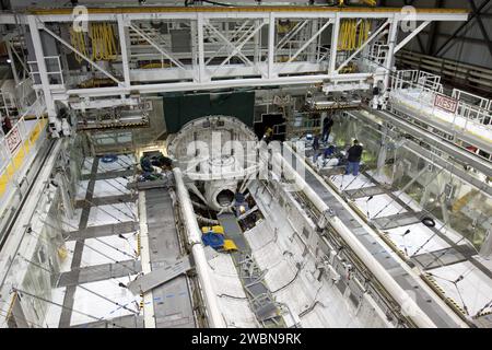 CAPE CANAVERAL, Fla. – Innerhalb der Orbiter Processing Facility-2 im Kennedy Space Center der NASA in Florida werden die drei Brennstoffzellen des Space Shuttle Atlantis aus der Nutzladerampe entfernt. Alle Flüssigkeiten werden aus den Brennstoffzellen abgelassen. Die Wasserstoff- und Sauerstoff-Dewars, die den Brennstoffzellen Reaktanten zuführen, verbleiben im mittleren Körper von Atlantis und werden mit inerten Gasen gespült und abgelassen. Die Arbeit ist Teil der Übergangs- und Pensionierung des Shuttles Atlantis. Der Orbiter wird für die Ausstellung im Kennedy Space Center Visitor Complex vorbereitet. Stockfoto