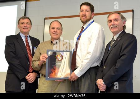 Das Orion-Team gratuliert dem Orbital ATK-Team in Promontory, Utah, zu seinen Bemühungen, Exploration Flight Test-1 (EFT-1) am 11. März 2015 zu einem Erfolg zu machen. Das ATK Abort Motor Team erhält eine Auszeichnung. Teil der Batch-Bildübertragung von Flickr. Stockfoto