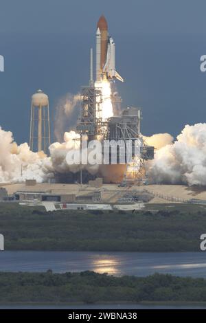 Das Space Shuttle Atlantis startet am 14. Mai 2010 von der Startrampe 39A des Kennedy Space Centers für die STS-132 zur Internationalen Raumstation. Das ist Atlantis' 32. Flug, die 132. Shuttle-Mission insgesamt und die 34. Mission, die sich auf Montage und Wartung der Station konzentriert. Stockfoto