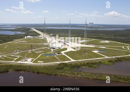 CAPE CANAVERAL, Fla. – Eine Luftaufnahme zeigt den Baufortschritt am Launch Pad 39B im Kennedy Space Center der NASA in Florida. Auf der Oberfläche des Polsters wurde ein neuer Aufzug gebaut, und die zur Oberfläche führende Raupenbahn wird repariert. Außerdem werden Reparaturen an den Raupenfahrwerken und dem Katakombendach unten auf beiden Seiten des Flammengrabens durchgeführt. Ebenfalls zu sehen sind der Wasserturm und die drei hohen Blitztürme, die das Pad umgeben. Rechts im Hintergrund befindet sich das Montagegebäude des Fahrzeugs. Am Pad B und an anderen Einrichtungen im Launch Complex werden Modernisierungen durchgeführt Stockfoto