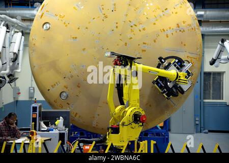 Techniker von Textron in Wilmington, Massachusetts, führten am 23. November 2013 Röntgenuntersuchungen am EFT-1 Orion Hitzeschild durch, um die strukturelle Integrität zu überprüfen. Stockfoto