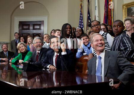 S119-S-040 (24. März 2009) --- Präsident Barack Obama spricht am 24. März 2009 mit Astronauten auf der Internationalen Raumstation vom Roosevelt Room im Weißen Haus. Weitere Sitze waren Senator Kay Bailey Hutchison (R-Texas), links, John Holdren, zweiter Linker, Direktor des Office of Science and Technology Policy, und Senator Bill Nelson (D.-FLA), rechts, der 1986 an Bord des Space Shuttle flog. (Foto Des Weißen Hauses/Pete Souza) Stockfoto