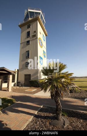 VANDENBERG AFB, Kalifornien -- der Flugsicherungsturm für das 30. Space Wing Luftfeld auf der Vandenberg Air Force Base in Kalifornien. Die Luftwaffenbasis Vandenberg hat die Mission, Satelliten von der Westküste aus in die polare Umlaufbahn zu bringen, wobei sie nutzbare Booster wie Pegasus, Stier, Minotaur, Atlas V und Delta IV einsetzen Stockfoto