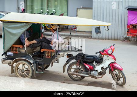 PHNOM PENH, KAMBODSCHA, 03. November 2015, Taxifahrer mit Dreirad machen eine Pause auf den Straßen der Stadt Stockfoto