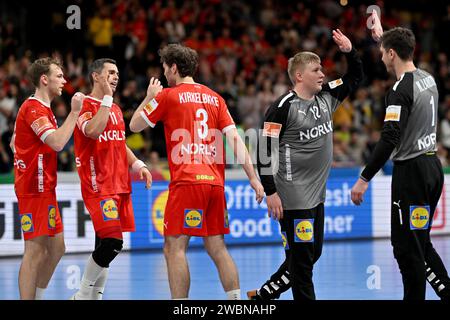 München, Deutschland. Januar 2024. Handball: Europameisterschaft, Dänemark - Tschechische Republik, Vorrunde, Gruppe F, Spieltag 1, Olympiahalle München. Die dänischen Spieler jubeln nach dem Sieg. Quelle: Peter Kneffel/dpa/Alamy Live News Stockfoto