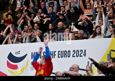 München, Deutschland. Januar 2024. Handball: Europameisterschaft, Dänemark - Tschechische Republik, Vorrunde, Gruppe F, Spieltag 1, Olympiahalle München. Die Zuschauer sorgen vor dem Spiel für eine tolle Atmosphäre. Quelle: Peter Kneffel/dpa/Alamy Live News Stockfoto