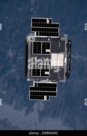 Vom ISS-Cupola-Modul aus wurde STPSat-4 eingesetzt. Der Satellit trägt Sensoren, Sonnenkollektoren und Antennen, um neue Roboterausrüstungen zu testen und die Raumbedingungen zu überwachen, einschließlich der Satellitenposition und des Weltraumwetters. Stockfoto